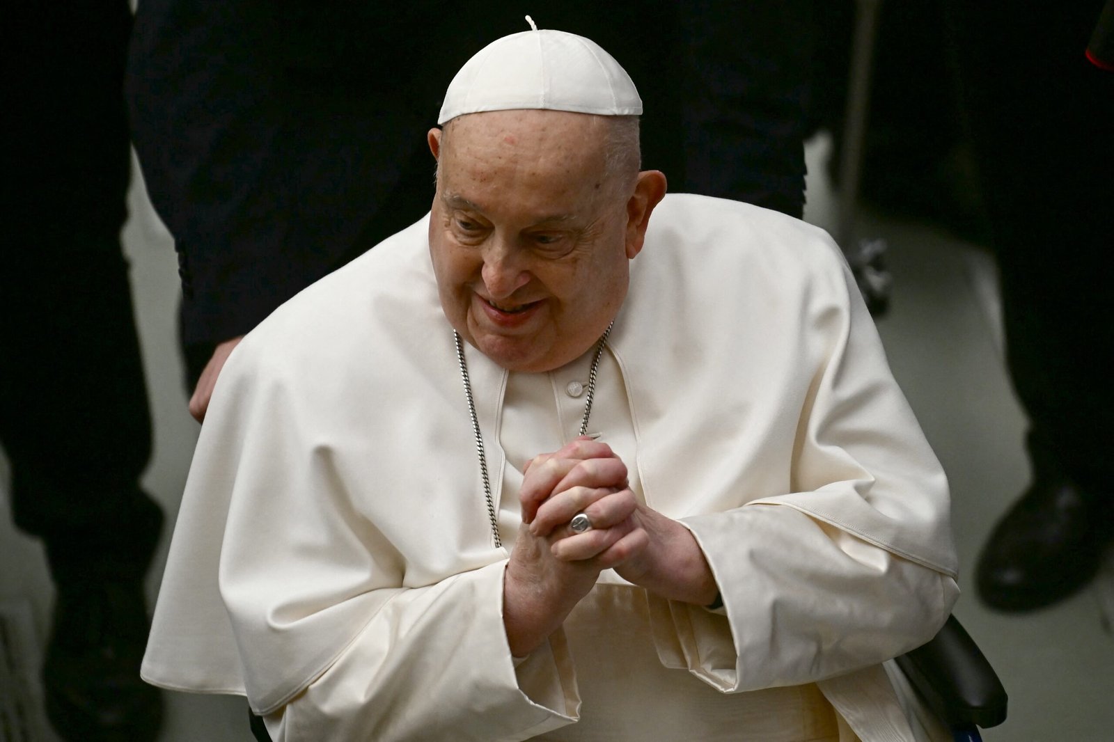 Papa Francisco tem melhora, mas ainda precisa de oxigênio, diz Vaticano Papa Francisco tem melhora, mas ainda precisa de oxigênio, diz Vaticano