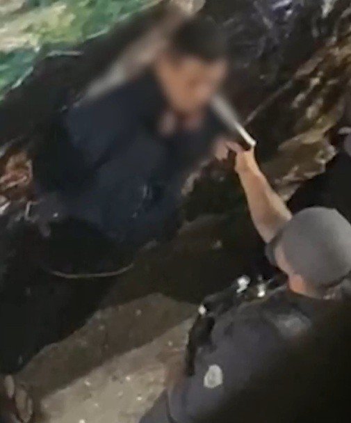 Dois PMs são afastados após serem flagrados agredindo homem na Zona Leste de SP Dois PMs são afastados após serem flagrados agredindo homem na Zona Leste de SP