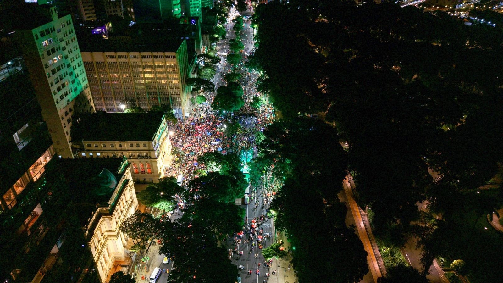 Bloco Chama o Síndico leva multidão ao Centro e abre a semana do Carnaval em BH Bloco Chama o Síndico leva multidão ao Centro e abre a semana do Carnaval em BH