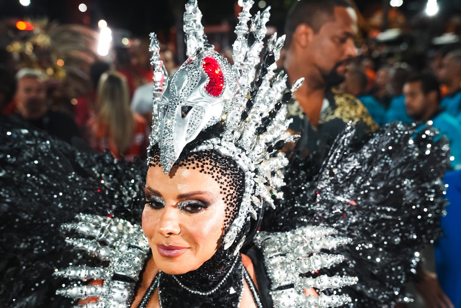 ‘De Corpo Fechado’, Salgueiro promete inovações no desfile: projeções, porta-bandeira e mestre-sala no último carro e Viviane Araújo ‘animatronic’ ‘De Corpo Fechado’, Salgueiro promete inovações no desfile: projeções, porta-bandeira e mestre-sala no último carro e Viviane Araújo ‘animatronic’