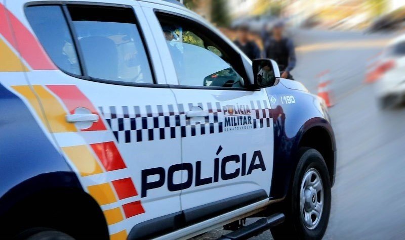 Homem é preso por matar cachorros do vizinho com golpes de faca e madeira em MT Homem é preso por matar cachorros do vizinho com golpes de faca e madeira em MT