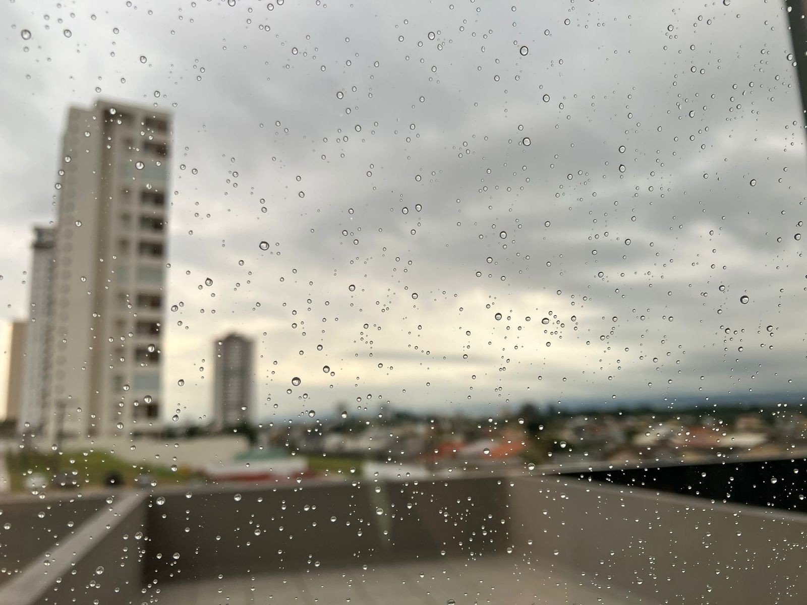 Último fim de semana do verão tem risco de chuva forte e queda das temperaturas no Vale e região Último fim de semana do verão tem risco de chuva forte e queda das temperaturas no Vale e região