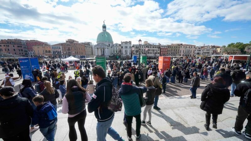 Taxa do turista: destinos da Europa e Ásia ampliam cobrança para conter excesso de viajantes