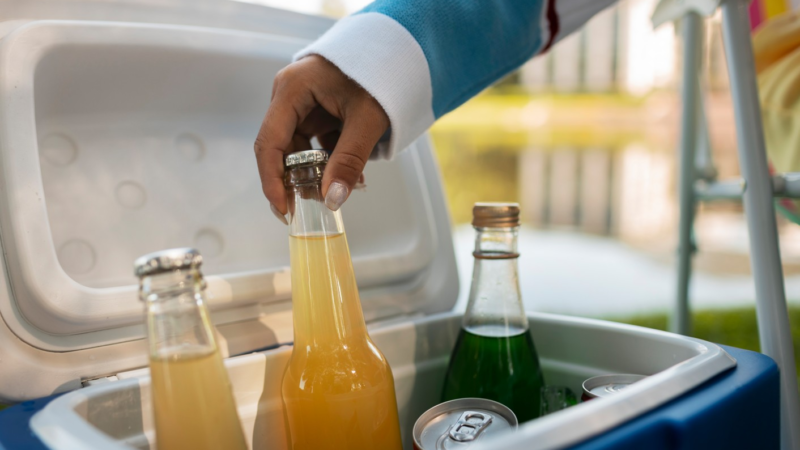 Gelo, álcool e sal: como funciona o experimento que promete deixar bebidas de coolers ainda mais geladas