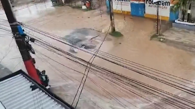 Cano estoura, cede asfalto e causa transtornos na Zona Sul de Aracaju