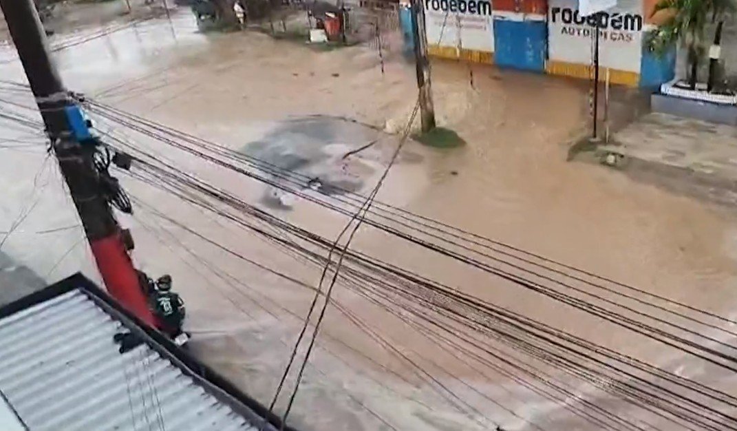 Cano estoura, cede asfalto e causa transtornos na Zona Sul de Aracaju Cano estoura, cede asfalto e causa transtornos na Zona Sul de Aracaju