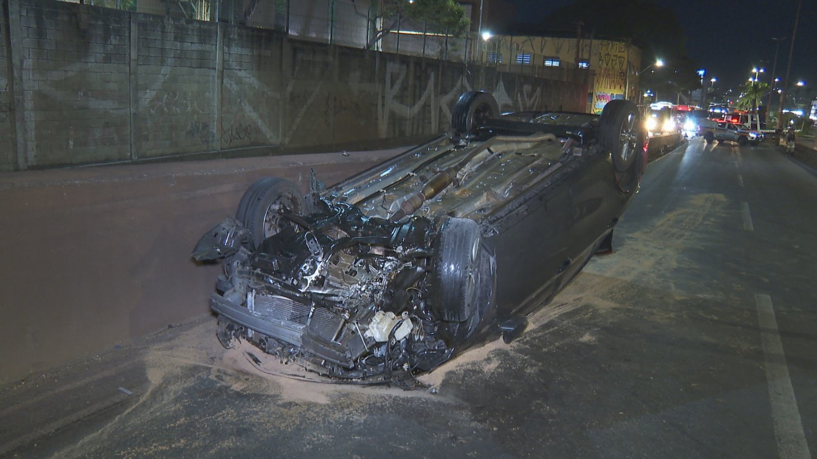Foragido da Justiça é preso depois de ser perseguido pela polícia e capotar carro