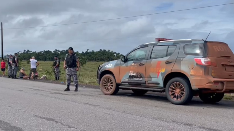 Picape capota com 3 pessoas na BR-156 entre municípios de Calçoene e Amapá