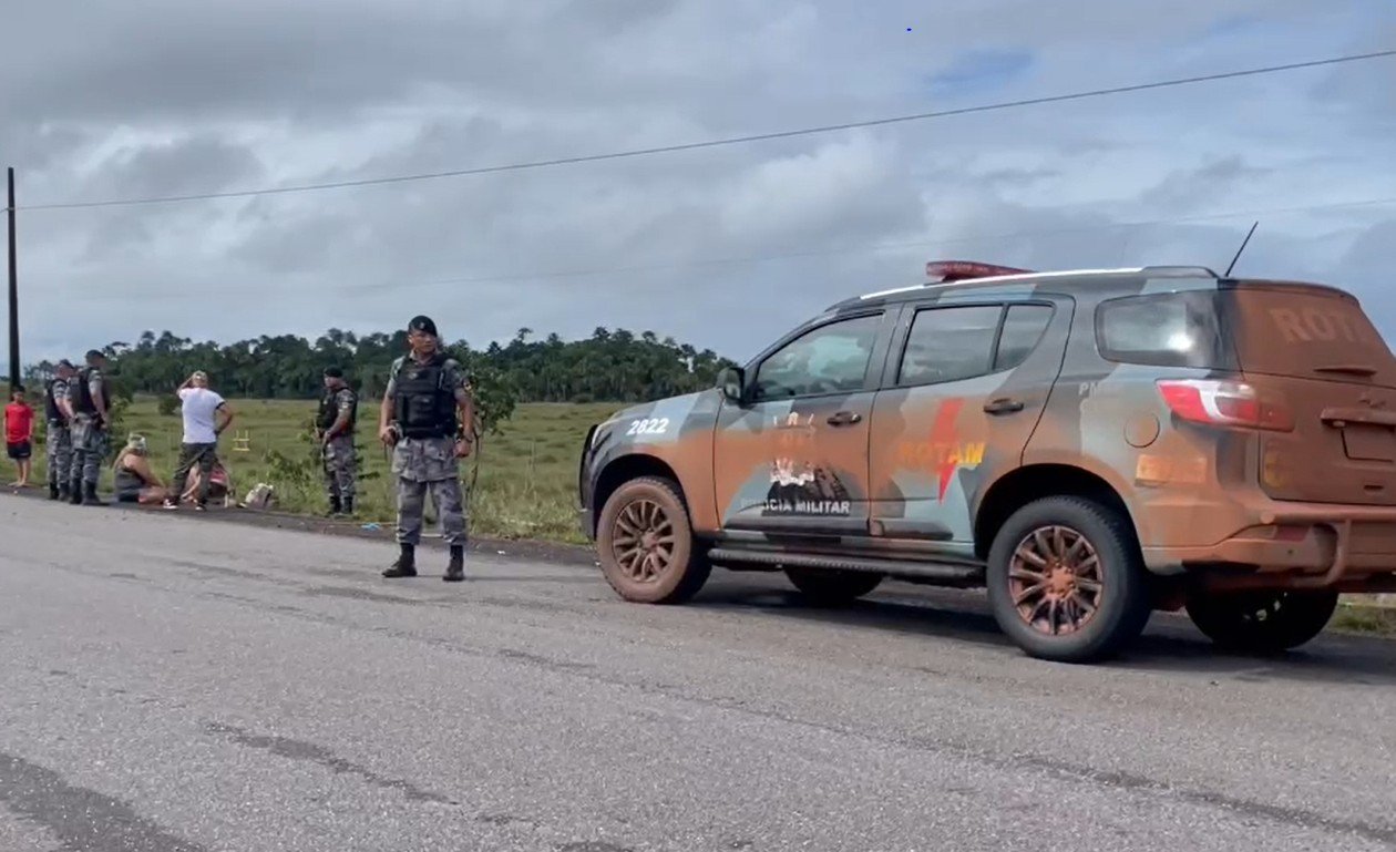 Picape capota com 3 pessoas na BR-156 entre municípios de Calçoene e Amapá Picape capota com 3 pessoas na BR-156 entre municípios de Calçoene e Amapá