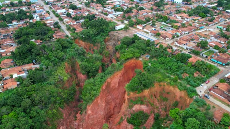 Entenda o que são as voçorocas que formam crateras e abismos de terra no Maranhão
