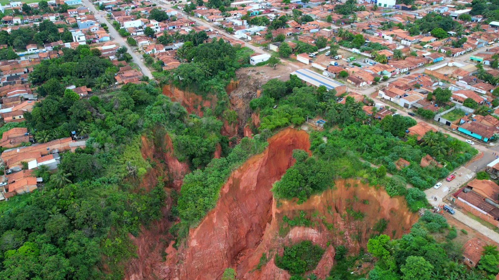 Entenda o que são as voçorocas que formam crateras e abismos de terra no Maranhão Entenda o que são as voçorocas que formam crateras e abismos de terra no Maranhão