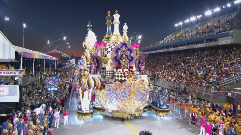 Rosas de Ouro é campeã do carnaval de São Paulo após 15 anos