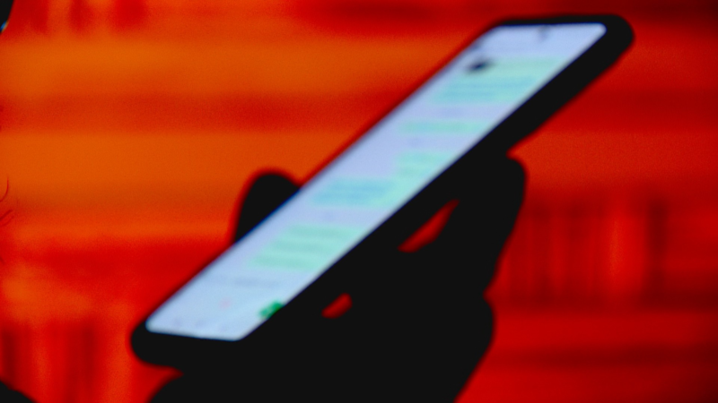 O Assunto #1432: Celular roubado – o crime que apavora