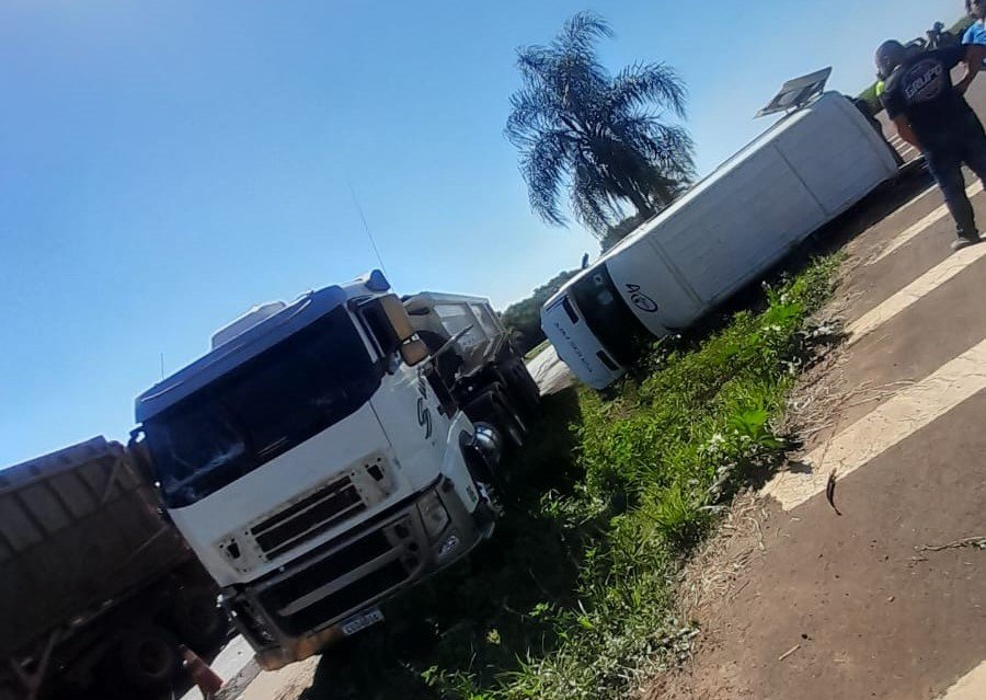 Colisão entre caminhão e van que transportava funcionários de usina deixa um morto e 7 feridos