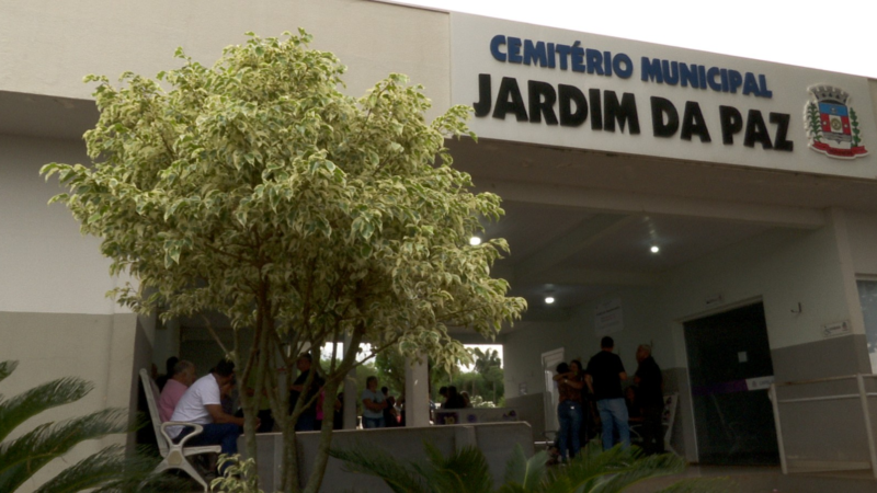 Três suspeitos armados e encapuzados invadem velório e roubam joias e celulares no PR