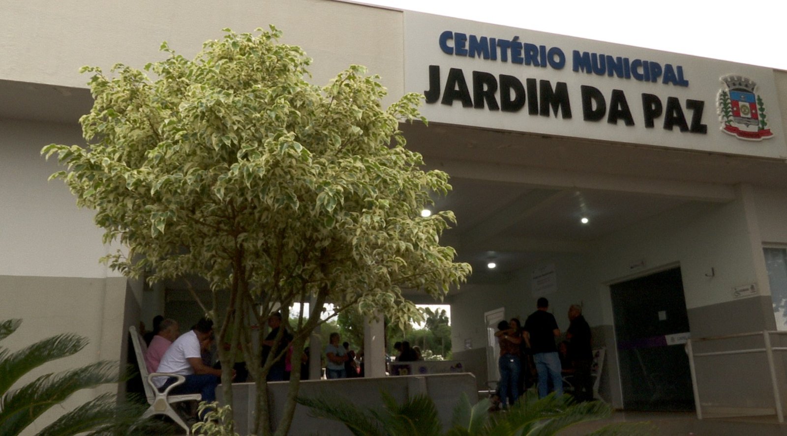 Três suspeitos armados e encapuzados invadem velório e roubam joias e celulares no PR Três suspeitos armados e encapuzados invadem velório e roubam joias e celulares no PR
