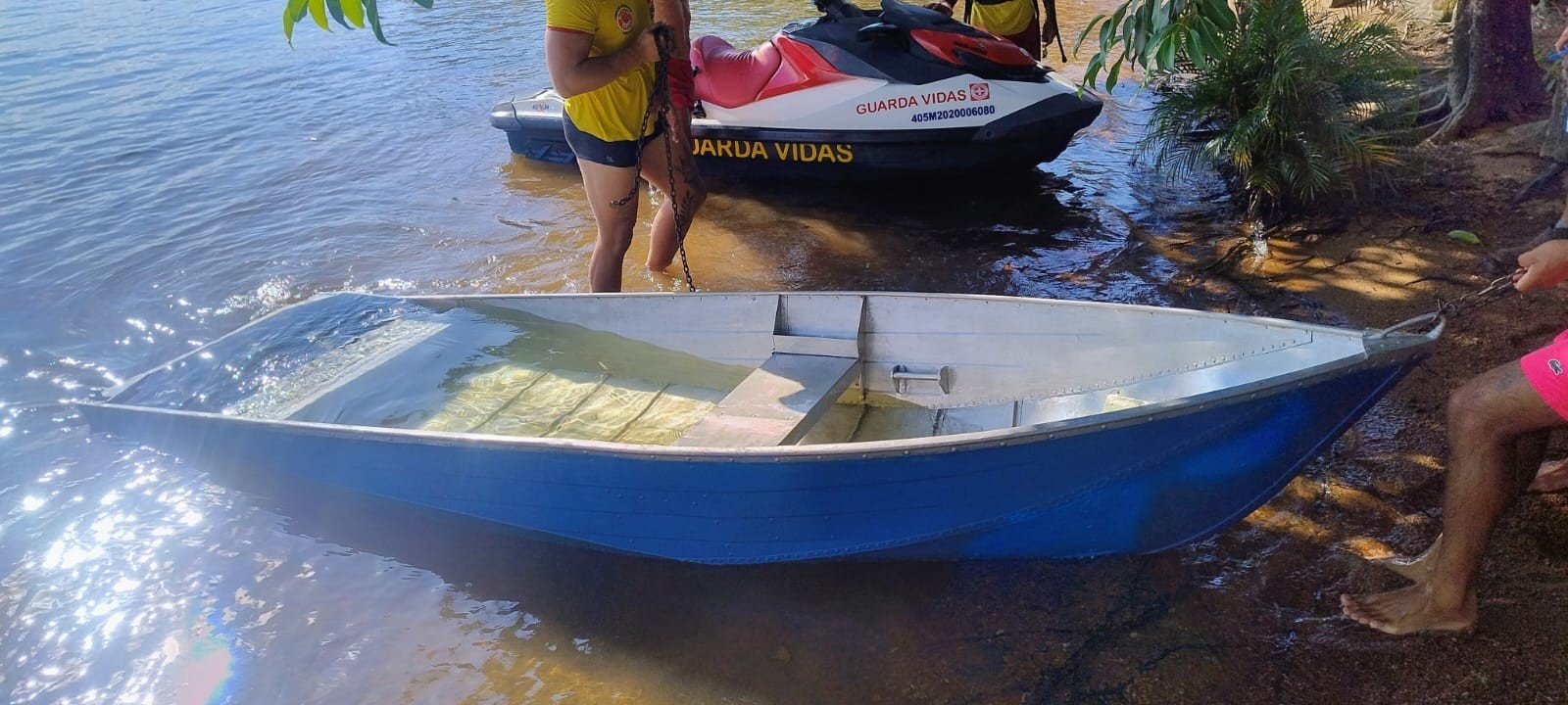 Idoso morre afogado após canoa naufragar em Rifaina, SP Idoso morre afogado após canoa naufragar em Rifaina, SP