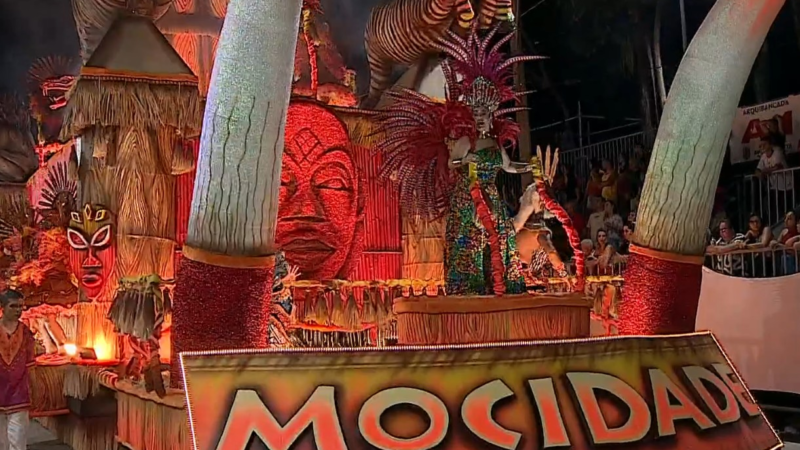 Desfile das escolas de samba fecha carnaval, em Guaratinguetá, com 25 mil foliões na avenida