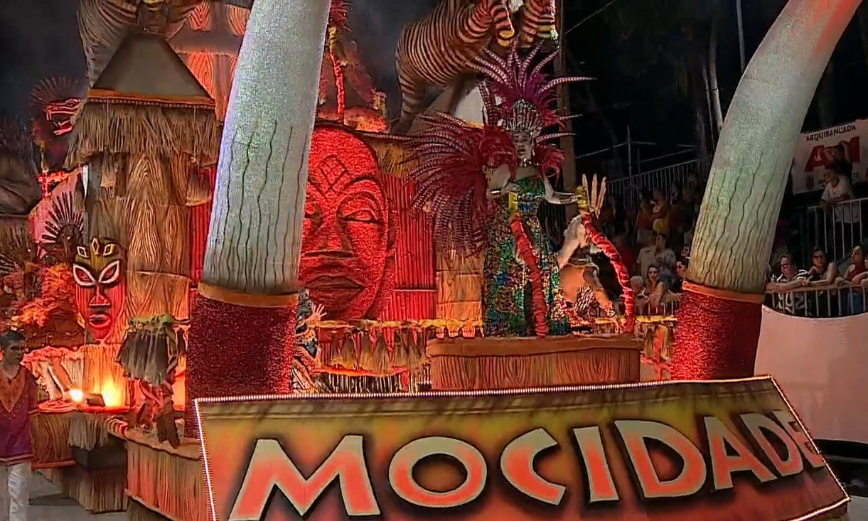 Desfile das escolas de samba fecha carnaval, em Guaratinguetá, com 25 mil foliões na avenida Desfile das escolas de samba fecha carnaval, em Guaratinguetá, com 25 mil foliões na avenida
