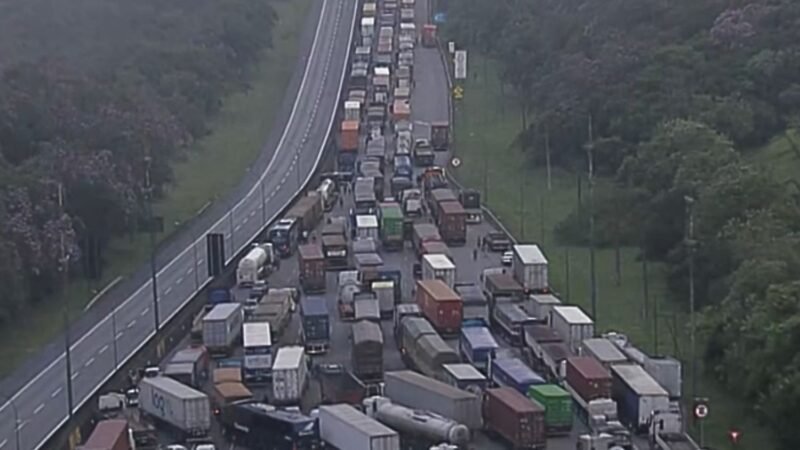 Queda de passarela na Via Anchieta causa atrasos na saída de ônibus em SP e congestionamento nas estradas rumo ao litoral