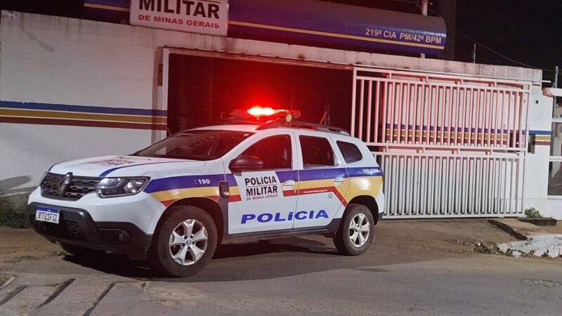 Alegando traição, homem agride companheira, troca a senha do celular dela e a mantém em cárcere por três dias