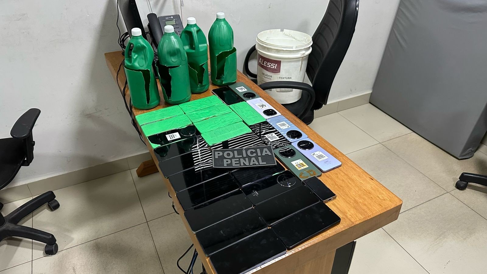 Polícia encontra mais de 20 celulares escondidos dentro de frascos de água sanitária em penitenciária em Cuiabá Polícia encontra mais de 20 celulares escondidos dentro de frascos de água sanitária em penitenciária em Cuiabá