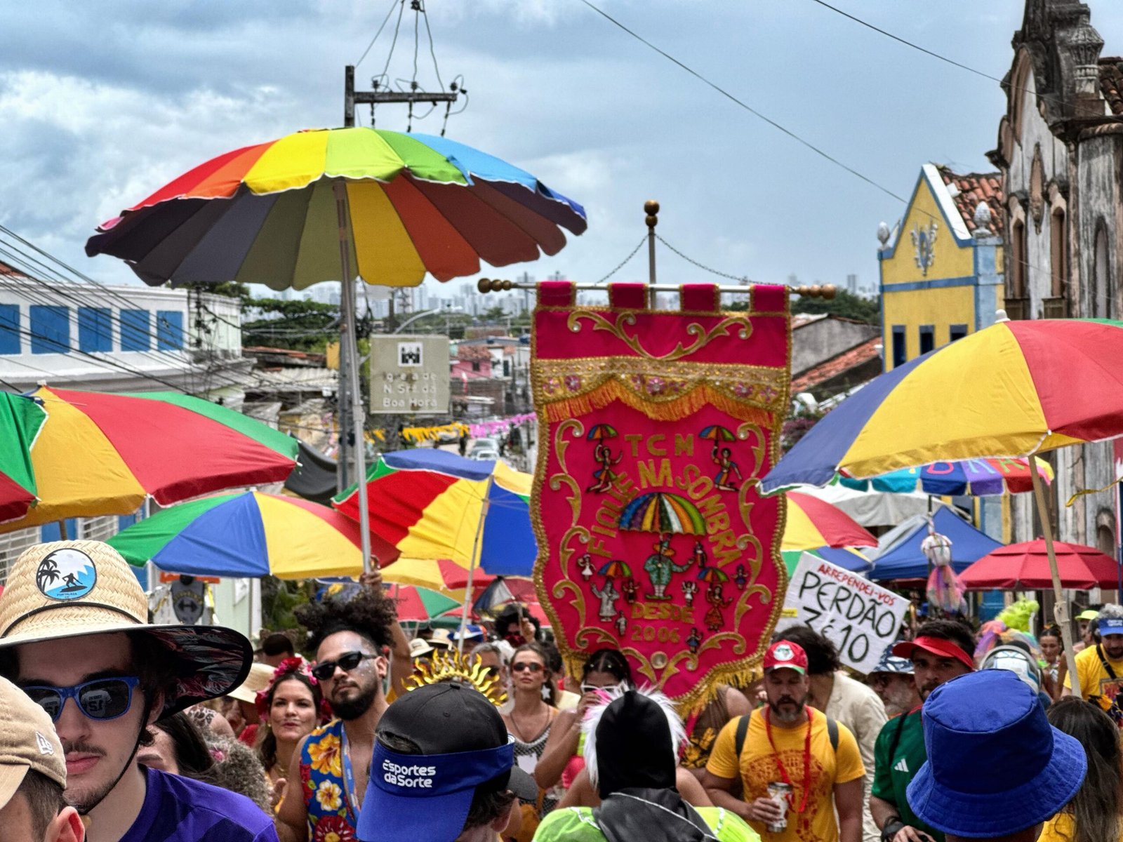 Em tempos de altas temperaturas, bloco ‘Fique na Sombra’ garante frevo e ‘conforto térmico’ em Olinda Em tempos de altas temperaturas, bloco ‘Fique na Sombra’ garante frevo e ‘conforto térmico’ em Olinda