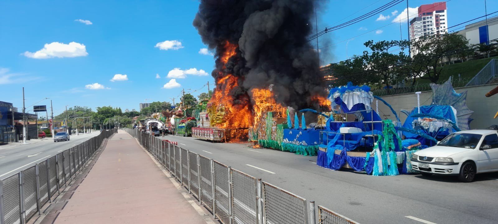 Carros alegóricos de escola de samba pegam fogo na Zona Oeste de SP, diz Corpo de Bombeiros Carros alegóricos de escola de samba pegam fogo na Zona Oeste de SP, diz Corpo de Bombeiros