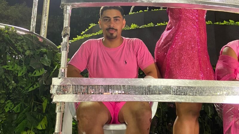 Mototaxista acusado de ser assaltante por PM reformado desfila na Mangueira: ‘Forma de continuar lutando’, diz