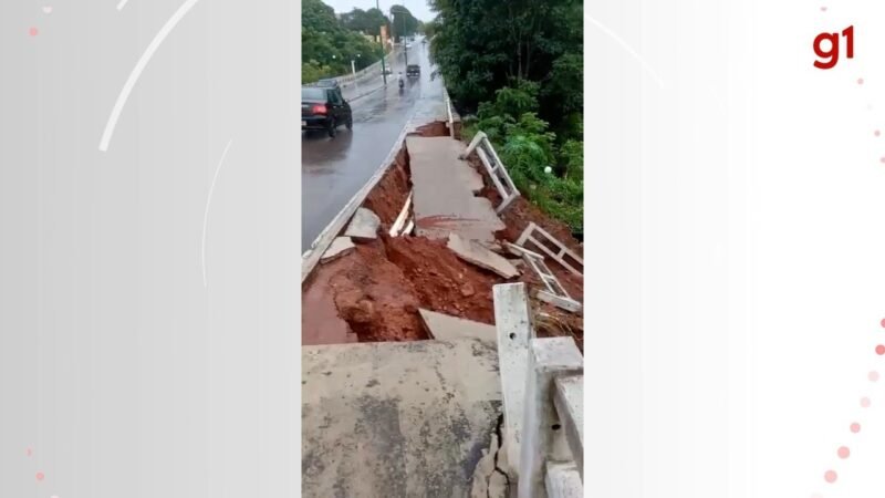 VÍDEO: Calçada de avenida desaba após chuvas fortes e trecho é interditado
