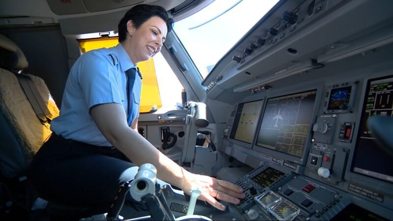 ‘Eu recebi bastante incentivos para desistir’: comandante explica barreira que mulheres enfrentam na aviação