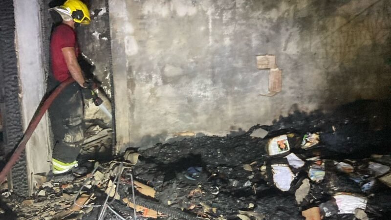 Idosa é resgatada inconsciente de incêndio que destruiu casa na Zona Sul de Manaus