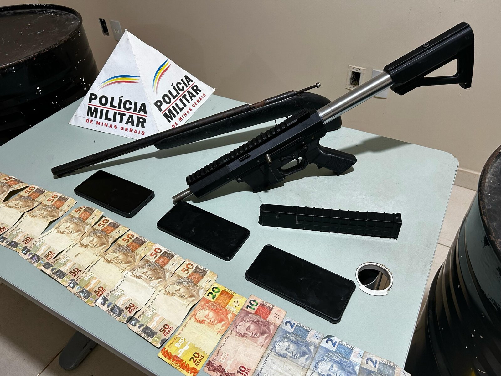 Após levar tapa no rosto e ser ameaçada de ter a cabeça arrancada, mulher aciona PM ao flagrar companheiro com submetralhadora Após levar tapa no rosto e ser ameaçada de ter a cabeça arrancada, mulher aciona PM ao flagrar companheiro com submetralhadora