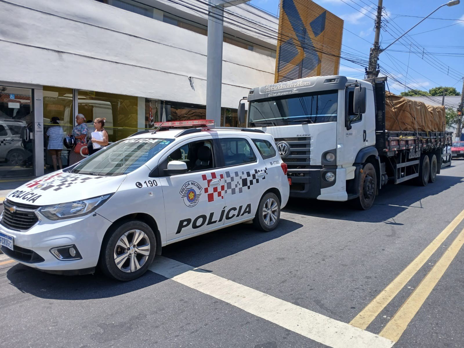 Polícia recupera caminhão furtado em Guararema Polícia recupera caminhão furtado em Guararema