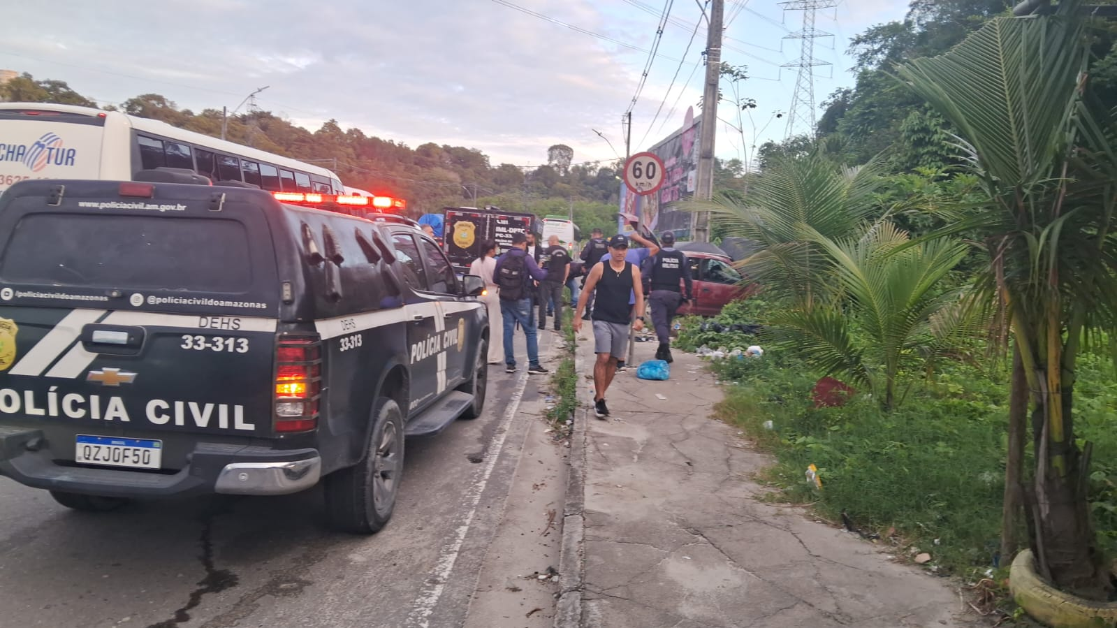 Motorista morre após colisão entre carro e poste na Avenida das Torres em Manaus Motorista morre após colisão entre carro e poste na Avenida das Torres em Manaus