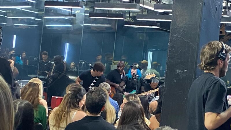 Baby do Brasil pede para vítimas de abuso sexual perdoarem agressores durante culto em balada; dono rechaça e desiste de evento evangélico mensal