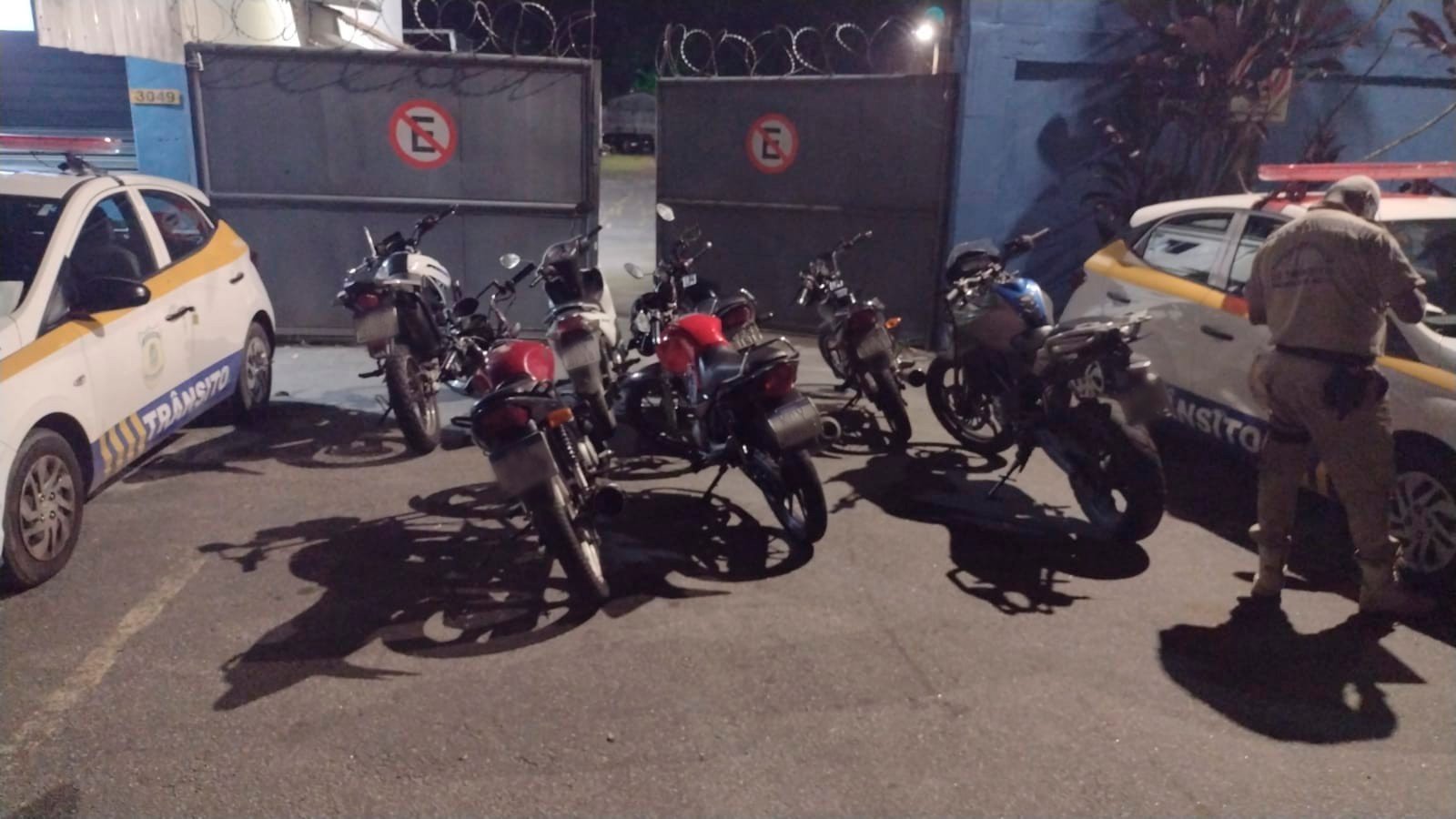 Operação da Polícia apreende motos e autua condutores em Angra dos Reis Operação da Polícia apreende motos e autua condutores em Angra dos Reis