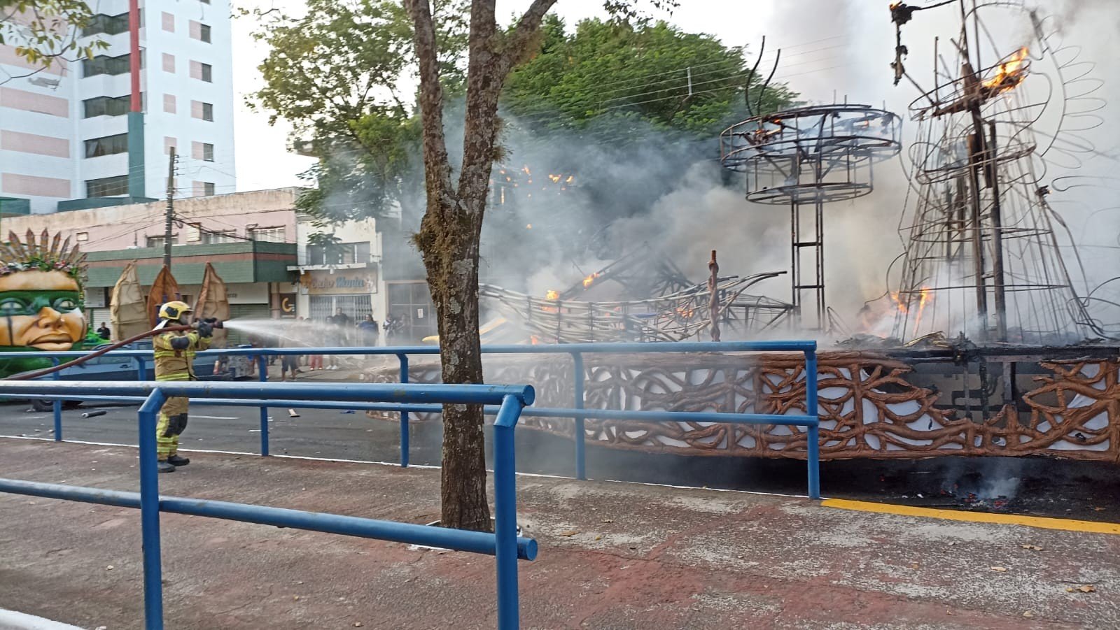 ANTES E DEPOIS: carro alegórico pega fogo após desfile em Uruguaiana; prejuízo é estimado em R$ 80 mil, diz escola ANTES E DEPOIS: carro alegórico pega fogo após desfile em Uruguaiana; prejuízo é estimado em R$ 80 mil, diz escola