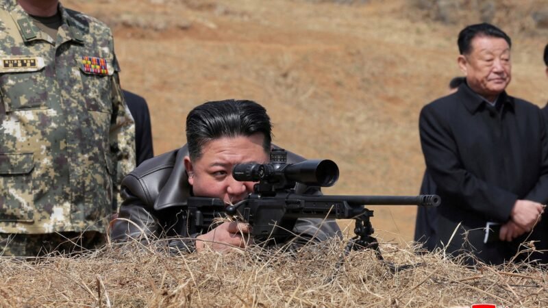 Líder da Coreia do Norte, Kim Jong-un é fotografado disparando rifle de precisão em visita a soldados