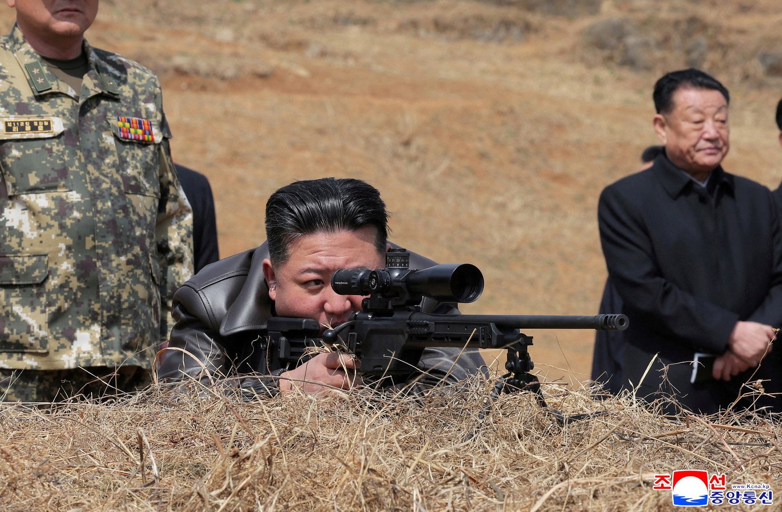 Líder da Coreia do Norte, Kim Jong-un é fotografado disparando rifle de precisão em visita a soldados Líder da Coreia do Norte, Kim Jong-un é fotografado disparando rifle de precisão em visita a soldados