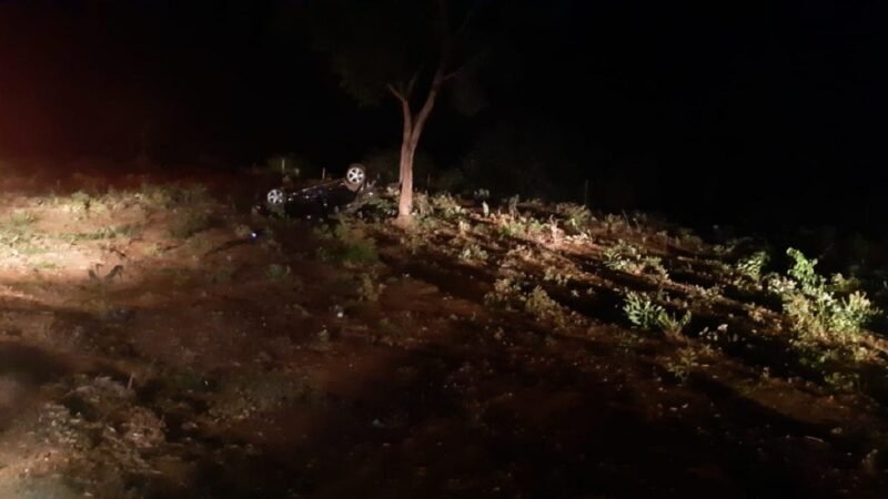 Motorista morre após capotar carro, bater em árvore e ser jogado para fora de veículo na BR-040