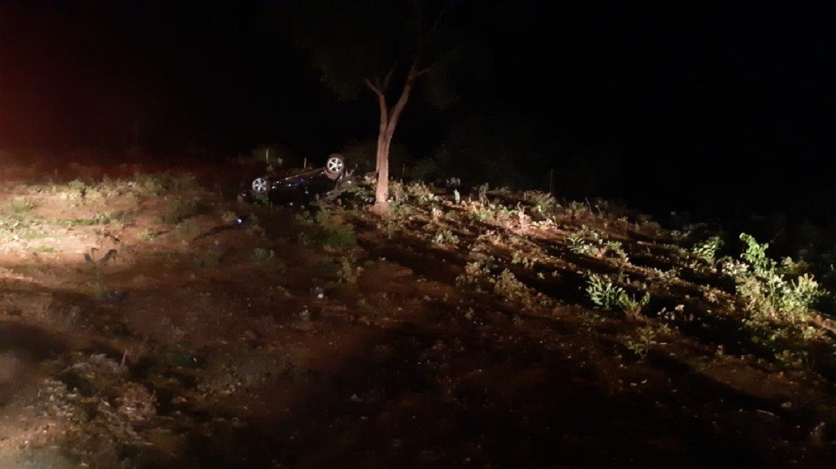 Motorista morre após capotar carro, bater em árvore e ser jogado para fora de veículo na BR-040 Motorista morre após capotar carro, bater em árvore e ser jogado para fora de veículo na BR-040