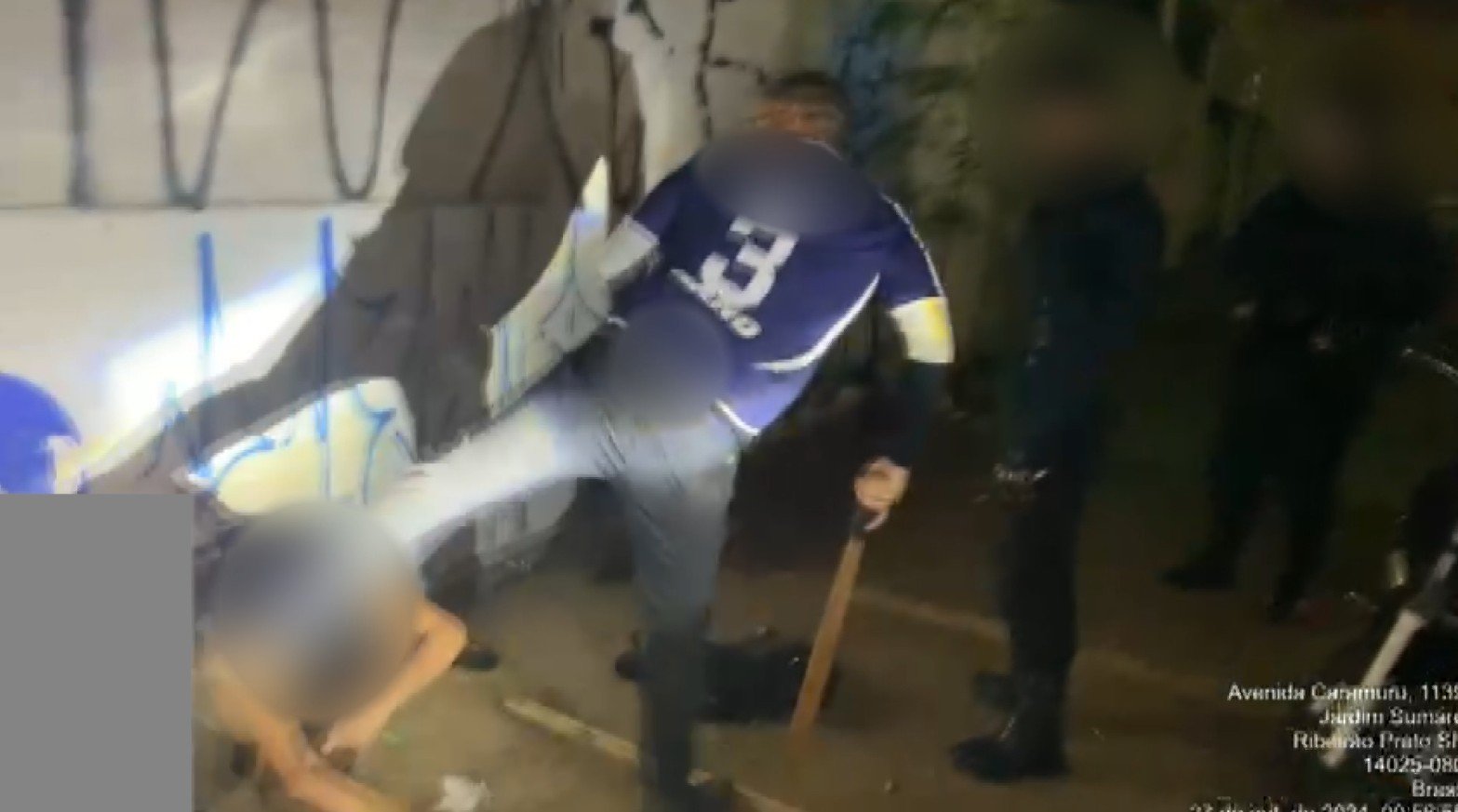 Vídeos mostram homem dando chutes e pauladas em moradores de rua em Ribeirão Preto; MP investiga Vídeos mostram homem dando chutes e pauladas em moradores de rua em Ribeirão Preto; MP investiga
