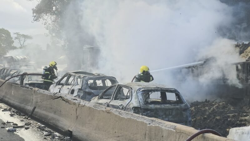 ‘Cena de filme’, diz motorista que teve carro queimado após carreta tombar e explodir na BR-101 em SC