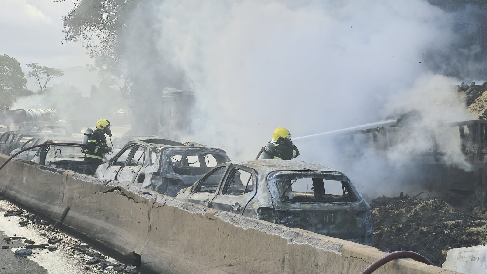 ‘Cena de filme’, diz motorista que teve carro queimado após carreta tombar e explodir na BR-101 em SC ‘Cena de filme’, diz motorista que teve carro queimado após carreta tombar e explodir na BR-101 em SC