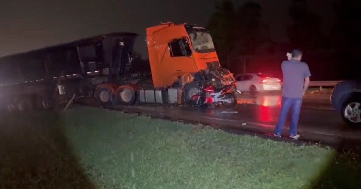 Motorista morre após engavetamento em rodovia do interior de SP Motorista morre após engavetamento em rodovia do interior de SP