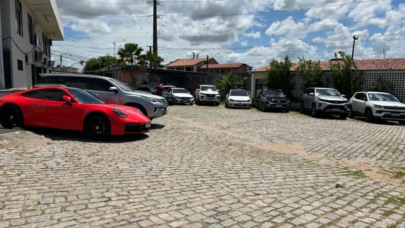 Polícia apreende 18 carros de luxo em operação contra grupo suspeito de estelionato e lavagem de dinheiro no RN