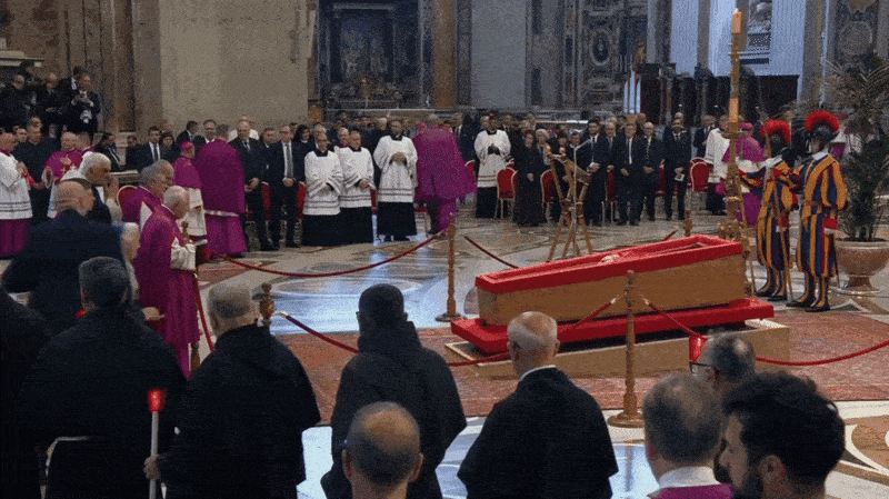 Freira que quebrou protocolo em velório do papa vive em trailer e é ‘Irmãzinha de Jesus’; conheça Freira que quebrou protocolo em velório do papa vive em trailer e é ‘Irmãzinha de Jesus’; conheça