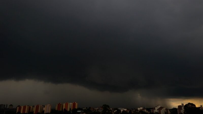 ‘Chuva extrema’, ventania e ressaca: quais os impactos previstos da passagem da 1ª frente fria do outono no Brasil