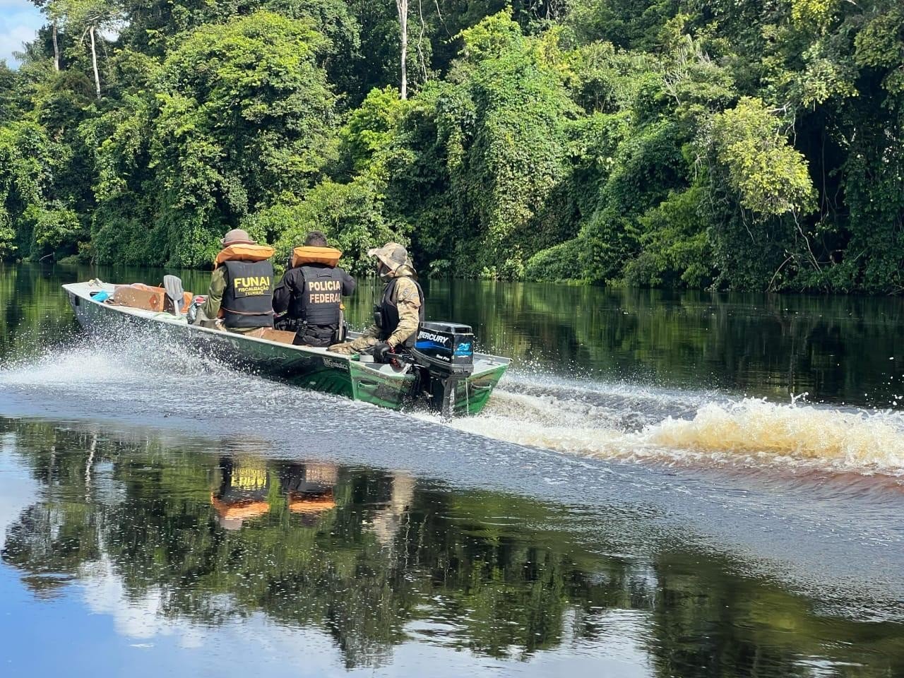 Operação apreende ouro e destrói 17 balsas usadas no garimpo ilegal em terra indígena de MT Operação apreende ouro e destrói 17 balsas usadas no garimpo ilegal em terra indígena de MT